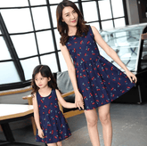 Robe mère fille avec des cerises